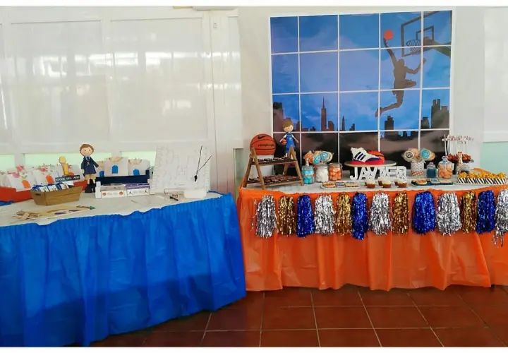 Mesa dulce temática baloncesto con decoración de cancha, zapatillas y dulces. ¡Un slam dunk de sabor!