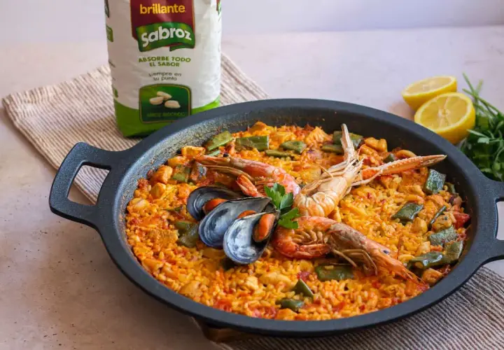 Paella mixta con gambas, mejillones y judías verdes, lista para disfrutar.