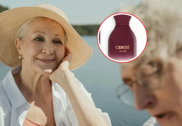 Mujer mayor sonriente con sombrero de paja y un frasco de perfume "CERISE".