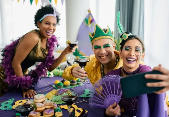 Tres amigos disfrutan de fiestas temáticas para adultos, con disfraces coloridos, maquillaje festivo y bebidas.