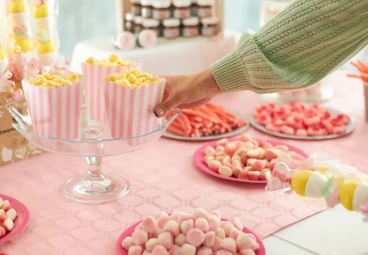 Mesa dulce con palomitas, nubes, gominolas y brochetas de malvavisco. ¡Ideas para que chuches poner en una mesa dulce!
