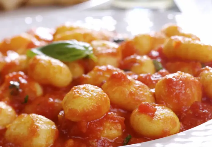 Ñoquis caseros en salsa de tomate, una deliciosa receta para disfrutar.