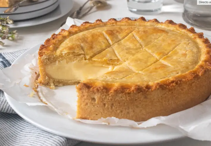 Un delicioso pastel vasco, con su masa dorada y relleno cremoso, listo para ser disfrutado.