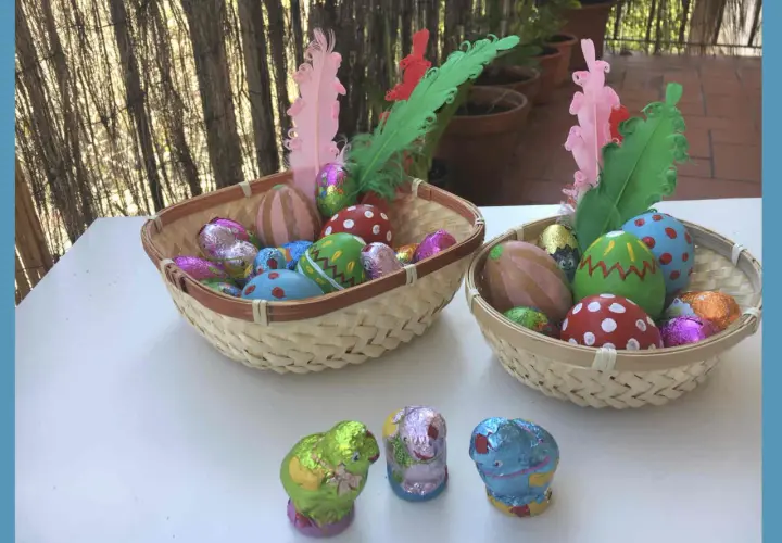 Cestas de Pascua llenas de huevos decorados y figuras de chocolate, perfectas como ideas pascua niños.