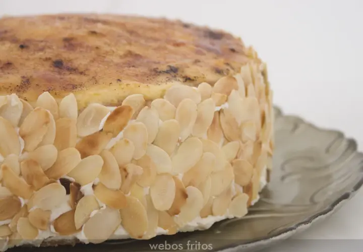 Tarta San Marcos con cobertura de almendras laminadas tostadas y crema quemada.