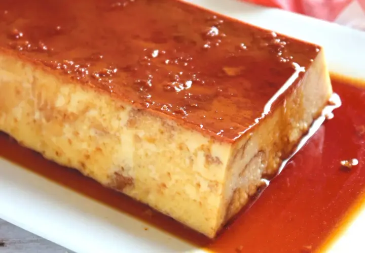 Un delicioso pan de calatrava, con su caramelo dorado y su textura esponjosa, listo para ser disfrutado.