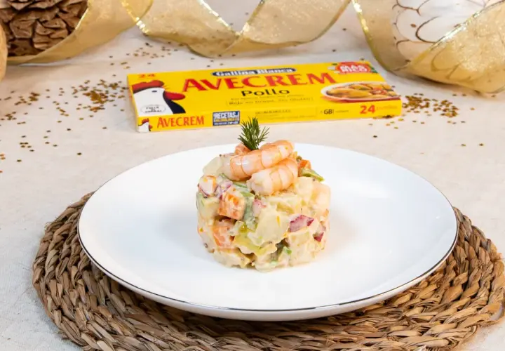 Deliciosa ensaladilla de gambas, un clásico festivo.
