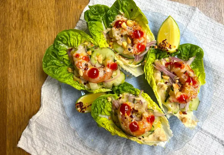 Ensalada de camarones en hojas de lechuga, con pepino, cebolla morada y cacahuates. ¡Comidas fáciles de hacer y deliciosas!