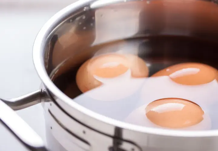 Huevos cocinándose en una olla. ¿Cuánto dura un huevo cocido en la nevera?