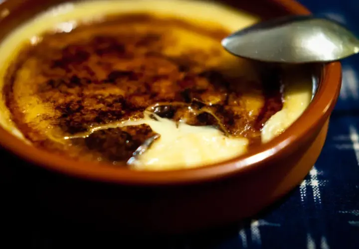 Crema catalana recién hecha, con su capa crujiente de caramelo y el interior cremoso listo para ser disfrutado.