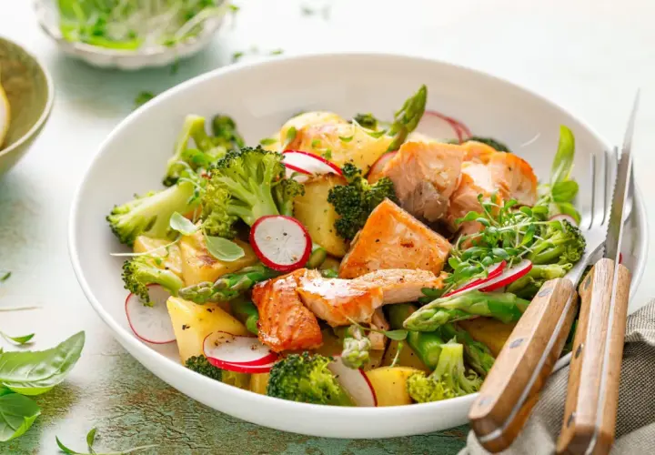 Ensalada de salmón con brócoli, patatas y espárragos. Una de las mejores brocoli recetas para una comida saludable y deliciosa.