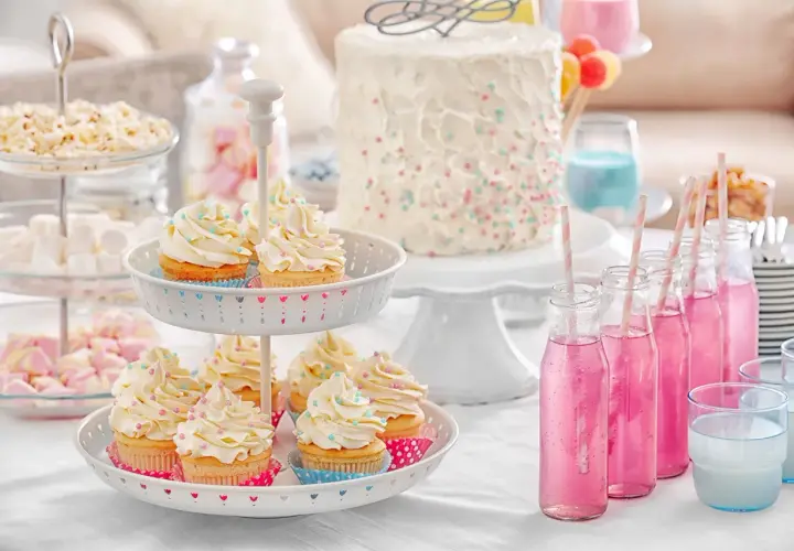 Deliciosa comida para baby shower: cupcakes, pastel, malvaviscos y palomitas.