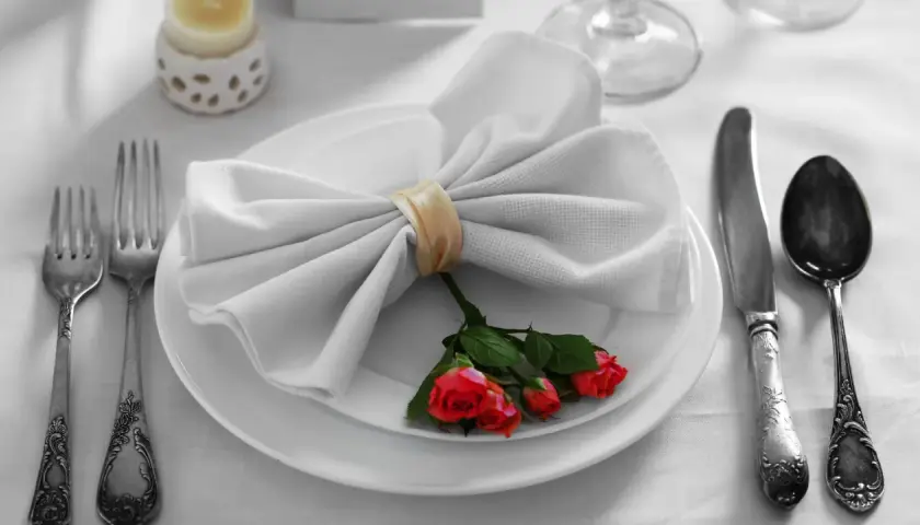 Mesa elegante: tenedor a la izquierda, cuchillo y cuchara a la derecha, servilleta con rosas. Así se colocan los cubiertos en la mesa.