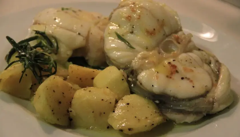 Rape a la plancha con patatas y romero. Un plato delicioso y saludable.
