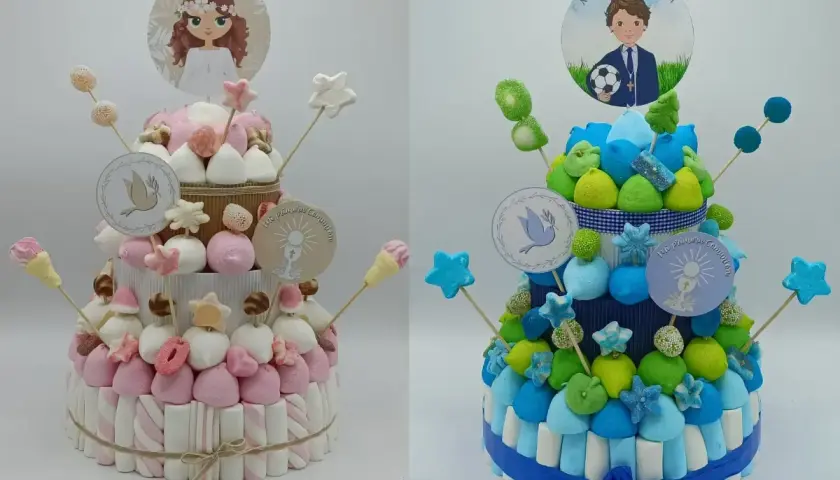 Dos tartas de chuches, una rosa y otra azul, perfectas para celebrar una comunión. ¡Qué ganas de hacer tarta de chuches!