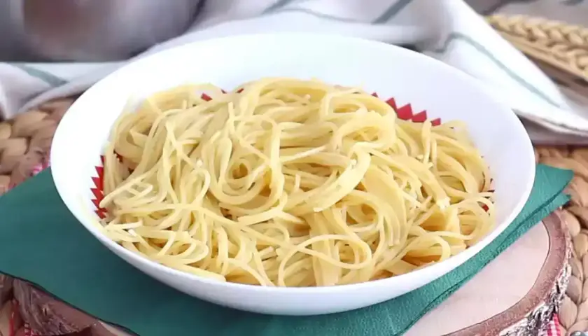 Un plato blanco lleno de espaguetis, perfecto para tus recetas de pasta favoritas.