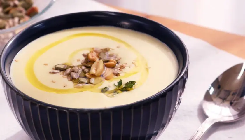 Crema de vichyssoise con un toque de aceite de oliva y semillas tostadas. ¡Una deliciosa receta para disfrutar!