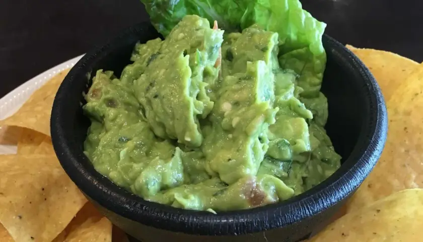Un tazón de guacamole casero, perfecto para tu próxima fiesta. ¡Una receta fácil y deliciosa!
