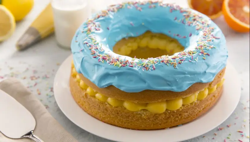 Tarta de donuts con glaseado azul y chispas de colores. ¡Una delicia para celebrar!