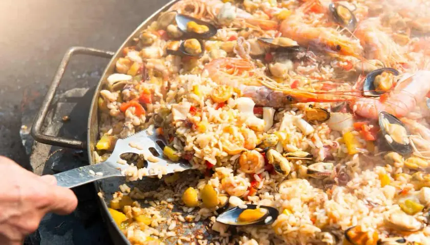 Paella de marisco recién hecha, con gambas y mejillones. ¡Se puede congelar la paella para disfrutarla más tarde!