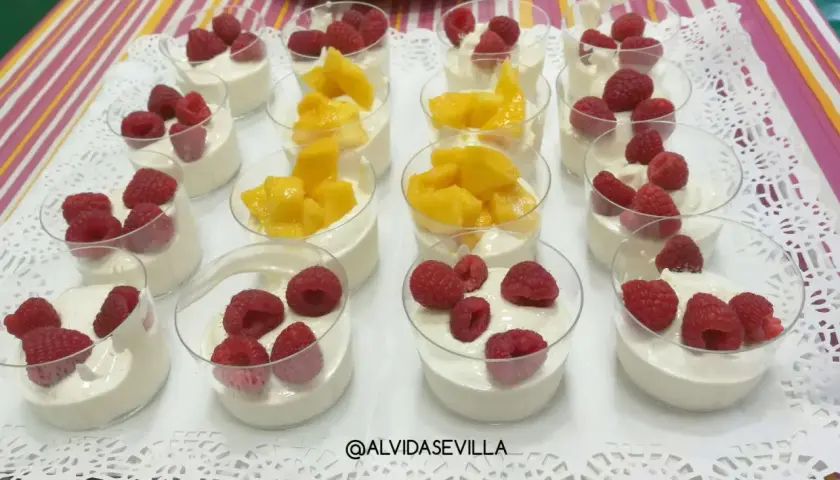 Postres individuales con crema y frambuesas o mango, perfectos para un cumpleaños saludable.