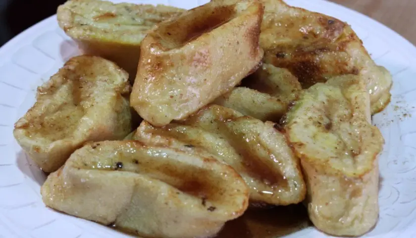 Torrijas al horno doradas y jugosas, cubiertas con un sirope dulce y canela. Un postre casero irresistible.