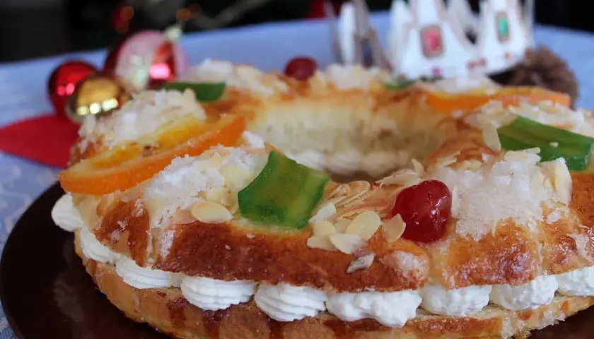 Roscon de Reyes sin lactosa, decorado con frutas escarchadas, almendras y nata. ¡Perfecto para celebrar la Navidad!