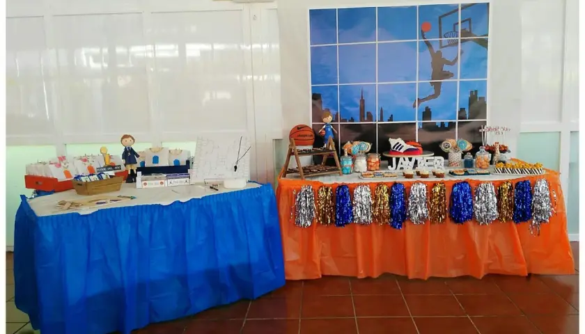 Mesa dulce temática baloncesto con decoración de cancha, zapatillas y dulces. ¡Un slam dunk de sabor!