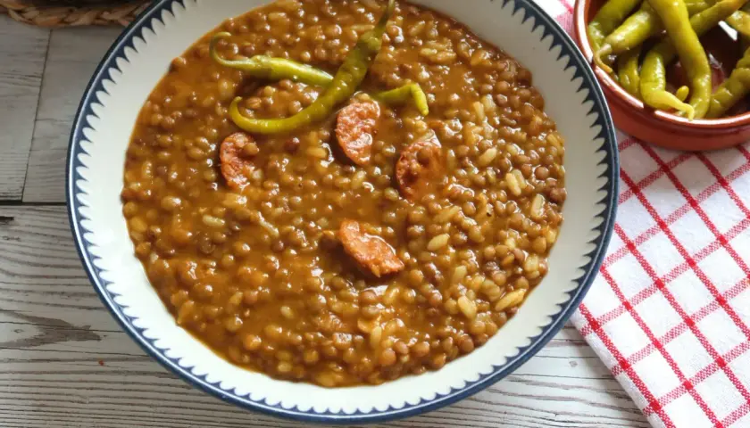 Un plato de lentejas con arroz, trozos de chorizo y guindillas verdes. Un clásico reconfortante.