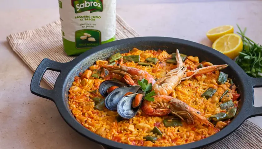 Paella mixta con gambas, mejillones y judías verdes, lista para disfrutar.