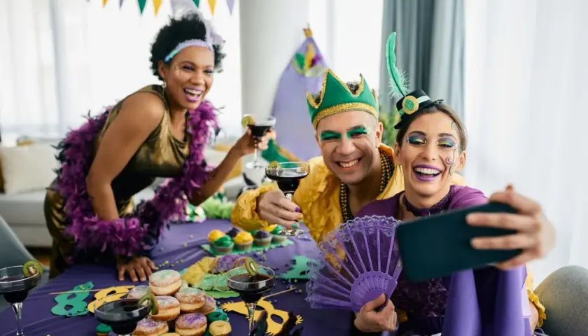 Tres amigos disfrutan de fiestas temáticas para adultos, con disfraces coloridos, maquillaje festivo y bebidas.