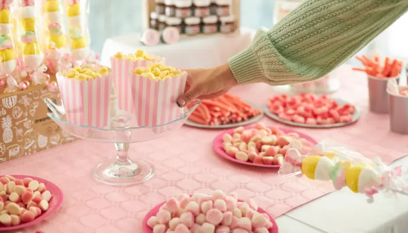 Mesa dulce con palomitas, nubes, gominolas y brochetas de malvavisco. ¡Ideas para que chuches poner en una mesa dulce!