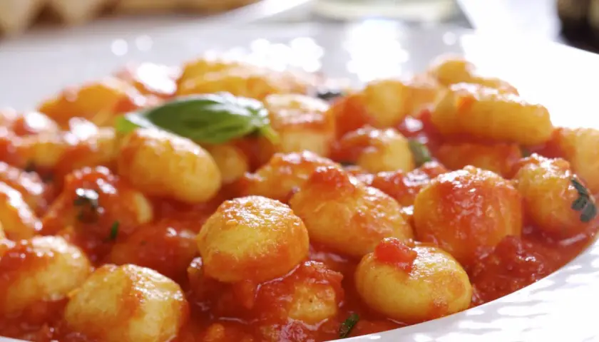 Ñoquis caseros en salsa de tomate, una deliciosa receta para disfrutar.