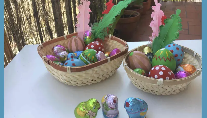 Cestas de Pascua llenas de huevos decorados y figuras de chocolate, perfectas como ideas pascua niños.