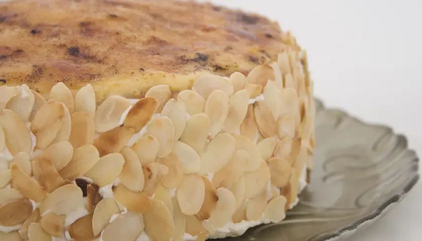 Tarta San Marcos con cobertura de almendras laminadas tostadas y crema quemada.