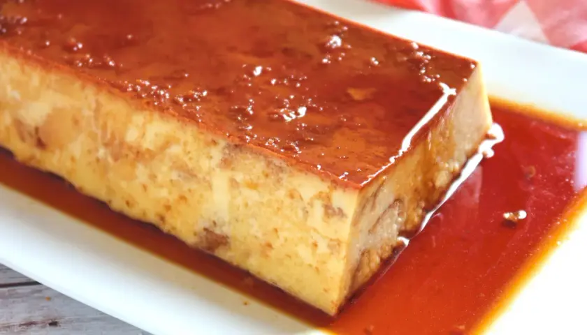 Un delicioso pan de calatrava, con su caramelo dorado y su textura esponjosa, listo para ser disfrutado.