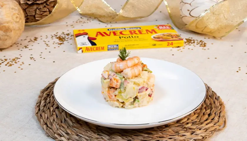 Deliciosa ensaladilla de gambas, un clásico festivo.