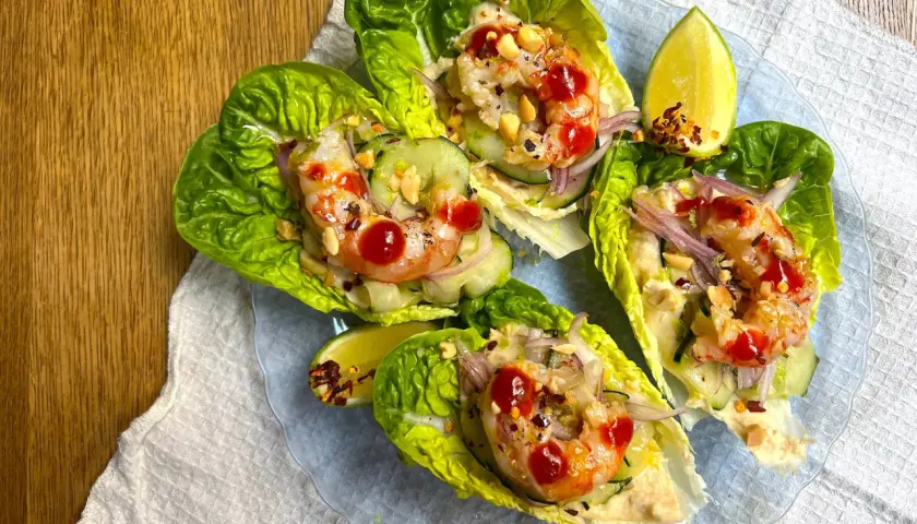 Ensalada de camarones en hojas de lechuga, con pepino, cebolla morada y cacahuates. ¡Comidas fáciles de hacer y deliciosas!