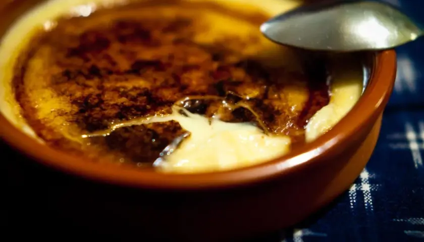 Crema catalana recién hecha, con su capa crujiente de caramelo y el interior cremoso listo para ser disfrutado.