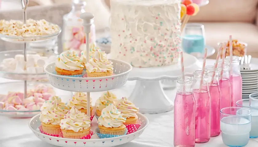 Deliciosa comida para baby shower: cupcakes, pastel, malvaviscos y palomitas.