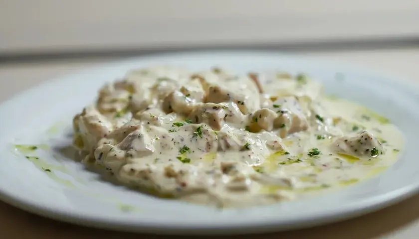 Deliciosa brandada de bacalao cremosa, con perejil picado y un toque de aceite de oliva. Un plato que invita a probar.
