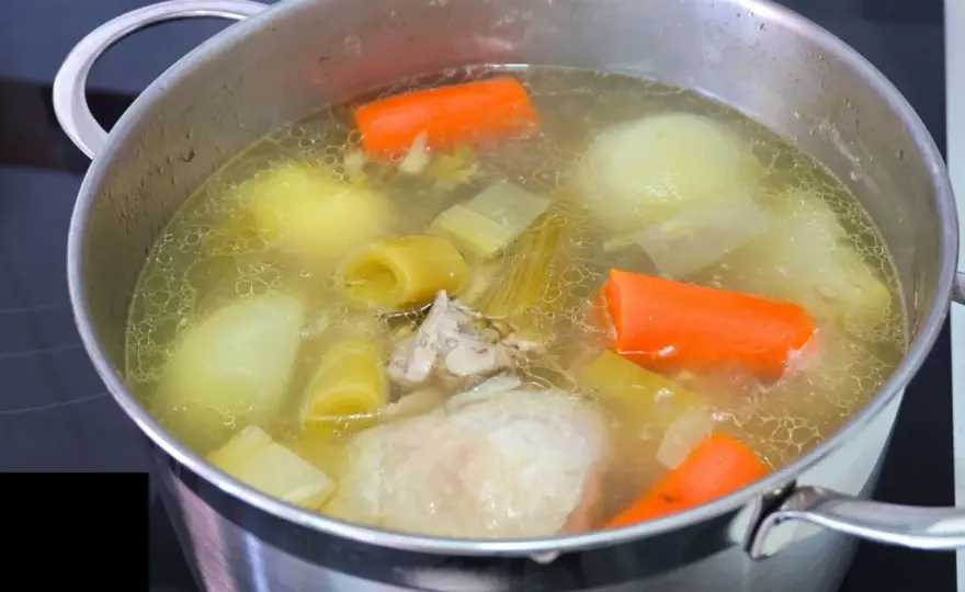 Caldo de pollo casero perfecto - Sabor, limpieza y cómo conservarlo