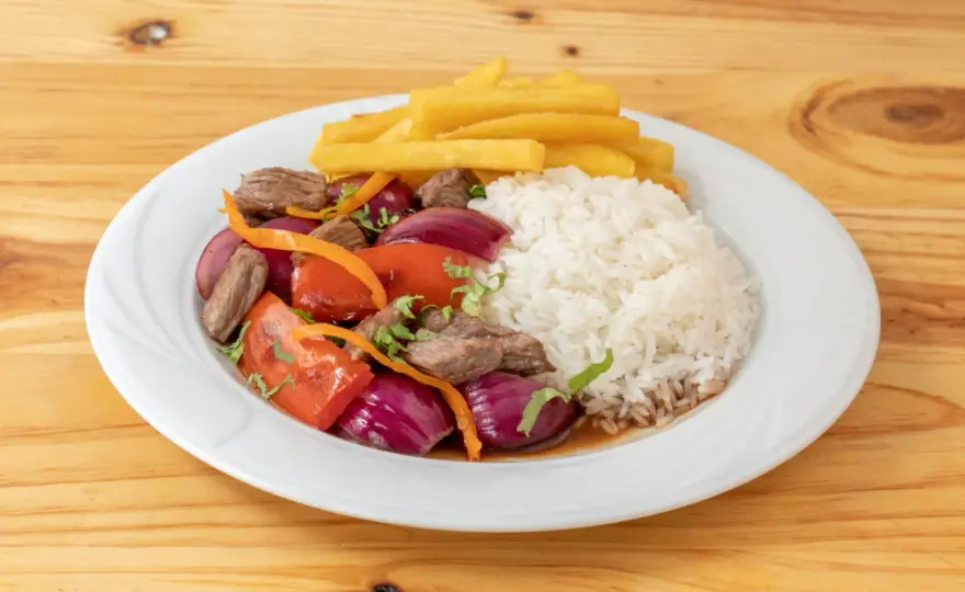 Lomo Saltado Perfecto - Jugoso, Crujiente y con Sabor Auténtico