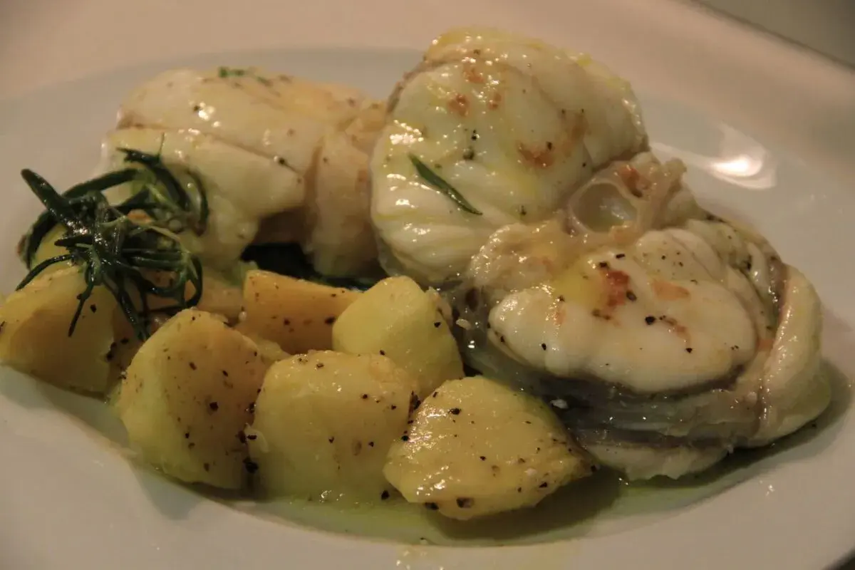 Rape a la plancha con patatas y romero. Un plato delicioso y saludable.