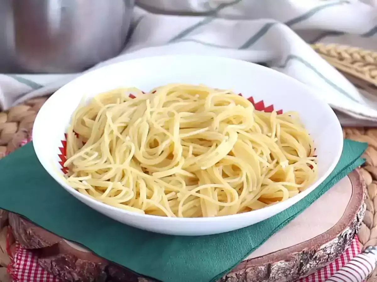 Un plato blanco lleno de espaguetis, perfecto para tus recetas de pasta favoritas.
