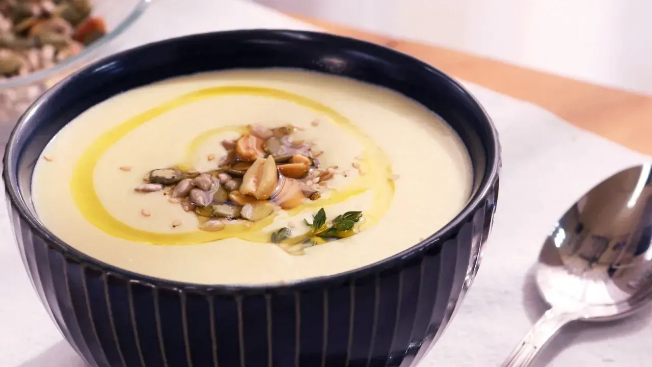Crema de vichyssoise con un toque de aceite de oliva y semillas tostadas. ¡Una deliciosa receta para disfrutar!