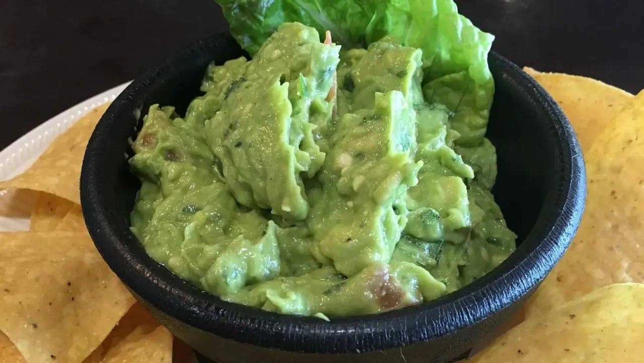 Un tazón de guacamole casero, perfecto para tu próxima fiesta. ¡Una receta fácil y deliciosa!
