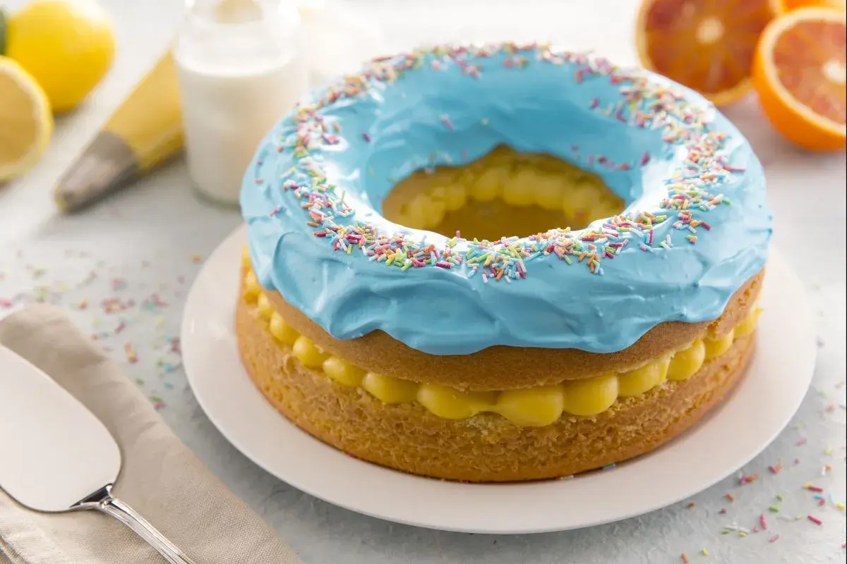 Tarta de donuts con glaseado azul y chispas de colores. ¡Una delicia para celebrar!