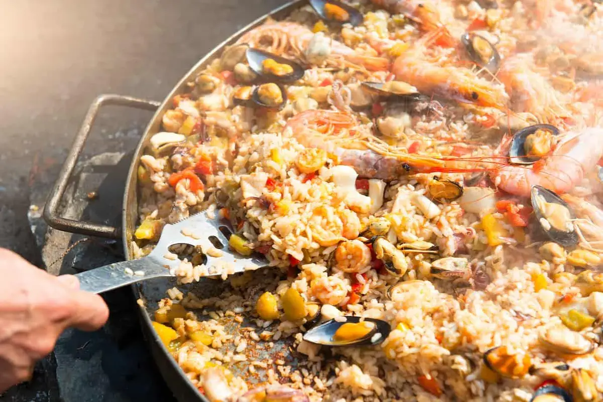 Paella de marisco recién hecha, con gambas y mejillones. ¡Se puede congelar la paella para disfrutarla más tarde!
