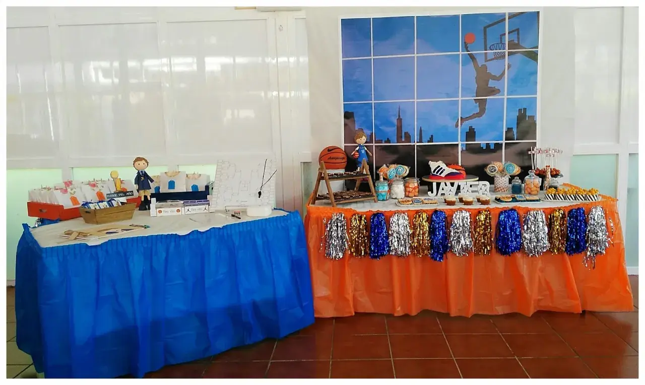 Mesa dulce temática baloncesto con decoración de cancha, zapatillas y dulces. ¡Un slam dunk de sabor!